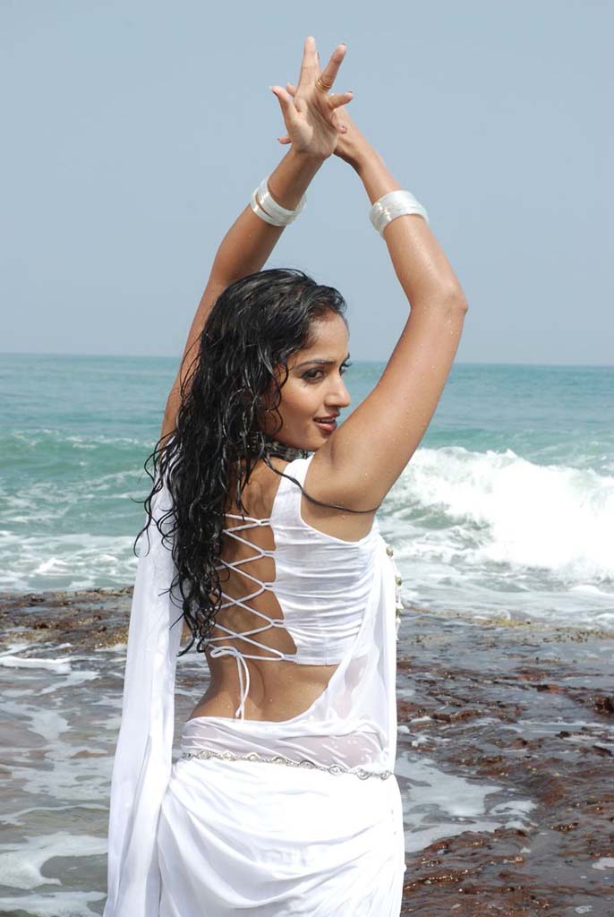 Mallu Aunty Madhavi Latha Hot Exposing Wet Boobs In Sexy Wet White 