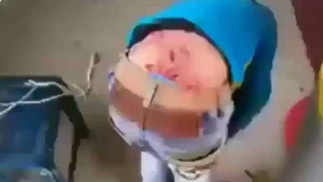 Keji! Komunis China Siksa Bocah Muslim Uighur Hingga Lebam Keji! Komunis China Siksa Bocah Muslim Uighur Hingga Lebam