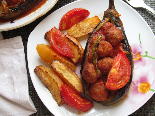 Кёфтели карныярык - баклажаны фаршированные мелкими кёфте (Köfteli Karnıyarık Tarifi)