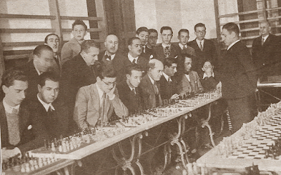 José Sanz Aguado dando unas simultáneas de ajedrez en 1935