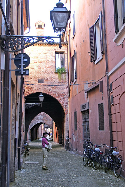 callejones-medievales-en-ferrara-italia