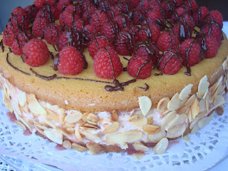 Tort cu crema de branza si zmeura