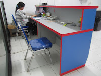 Meja Resepsionis dan Backdrop Panel