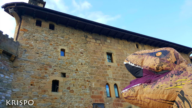 t-rex mirando gargola en hondarribia