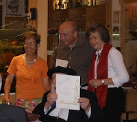 Il professor Feuesrtein riceve da Jael Kopciowski e Marina Rodocanachi l'attestato di membro onorario dell'Associazione Una Chiave per la Mente insieme al Dottor Gouzman.