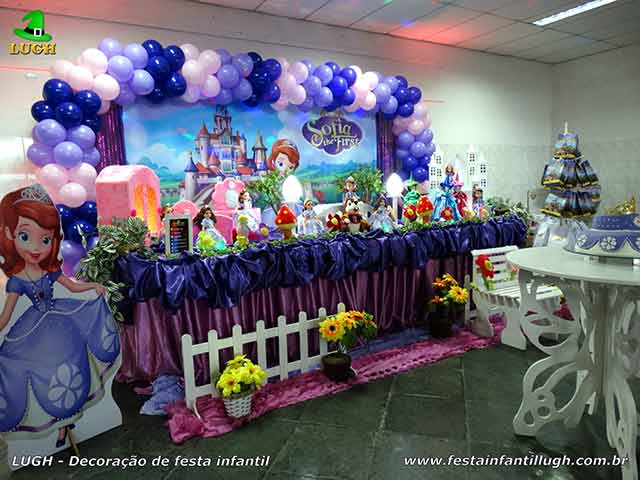 Decoração festa Princesa Sofia - Mesa temática tradicional forrada com tecido em cetim - Barra (RJ)