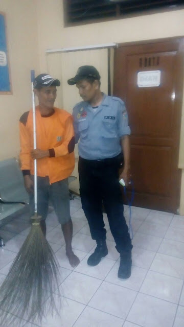 Modus Baru Para Pengemis, Seorang Petugas Kebersihan Gadungan Terkena Razia Saat Meminta minta Modus Baru Para Pengemis, Seorang Petugas Kebersihan Gadungan Terkena Razia Saat Meminta minta