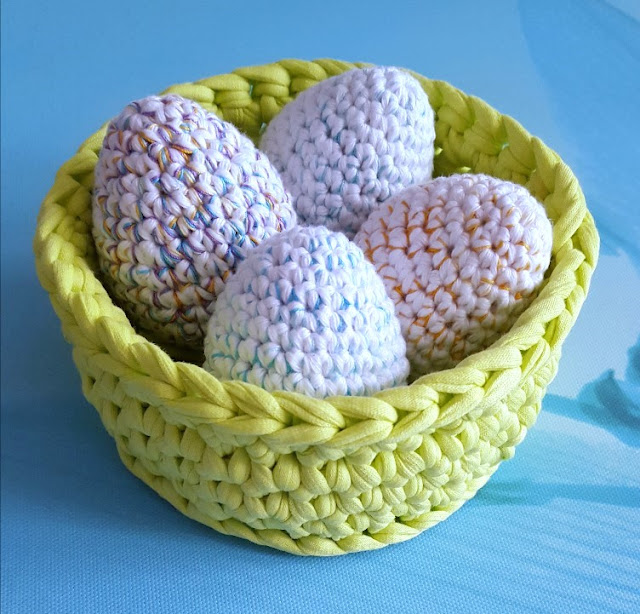 Looking for a free pattern to crochet some cute and easy eggs?  This quick and easy pattern is perfect to handmake some sweet easter decorations.