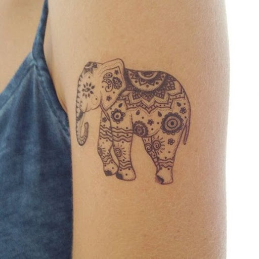 Outro exemplo de um elefante coberto em um padrão popularmente visto em mandalas é visto nesta preto tatuagem.
