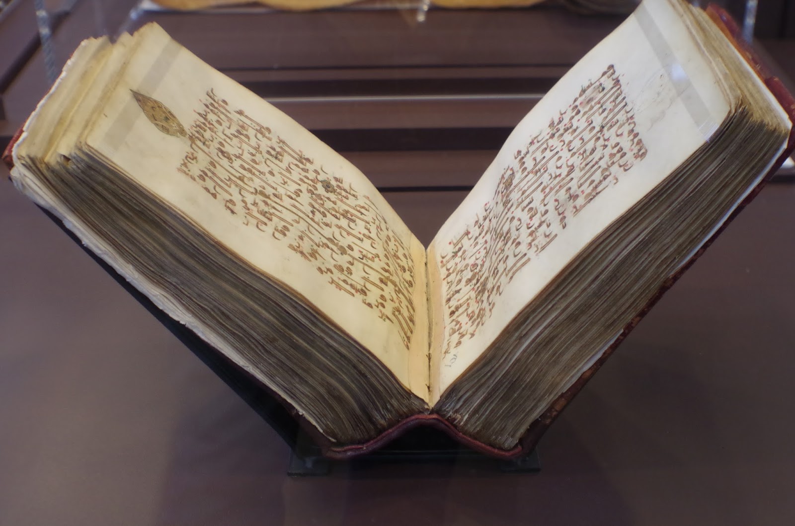 Splendeurs De L Ecriture Au Maroc Manuscrits Rares Et Inedits