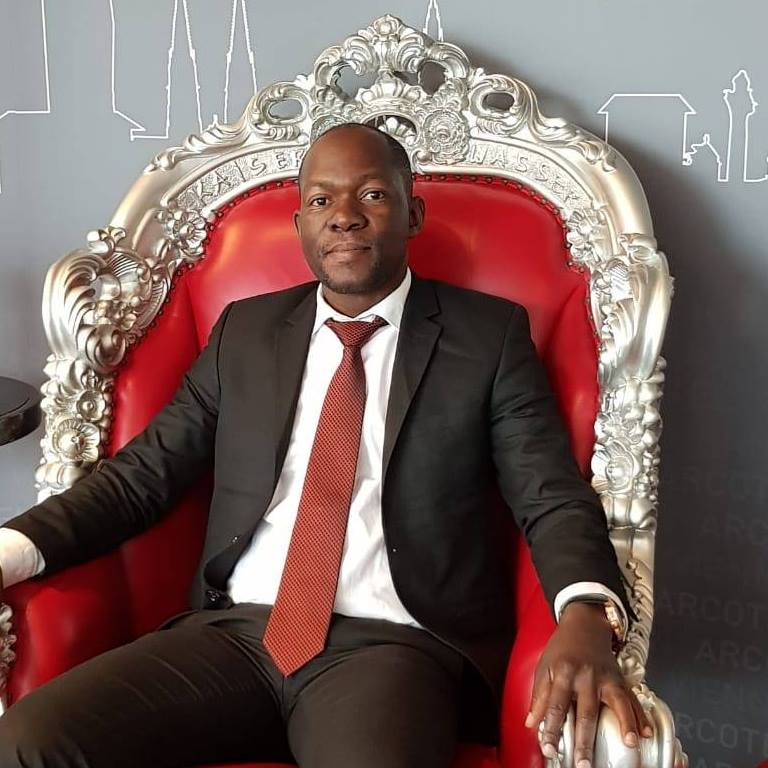 DRAMA as Uhuru Kenyatta’s son, MUHOHO, kicks out MPs from a lavish Nairobi club like burukenges, Details of what happened. on%2Bthe%2Bfloor - DRAMA as Uhuru Kenyatta’s son, MUHOHO, kicks out MPs from a lavish Nairobi club like burukenges, Details of what happened.