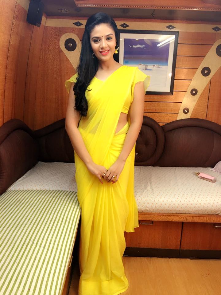 Glamours Telugu TV Anchor Srimukhi Hip Navel Show Photos In Yellow Saree