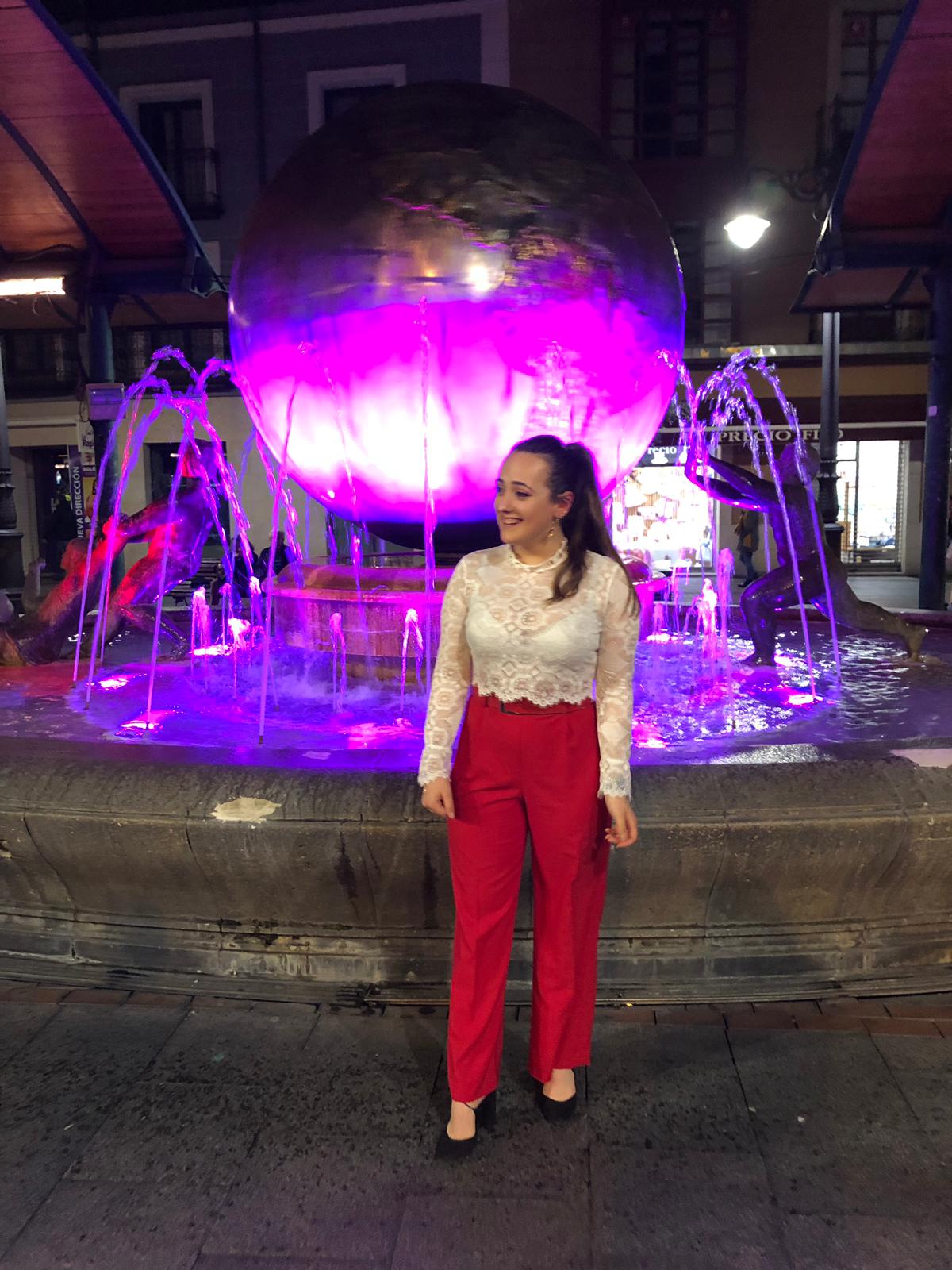 COSTURA, MODA QUE CAIGA: ROJO ANCHO BLUSA BLONDA