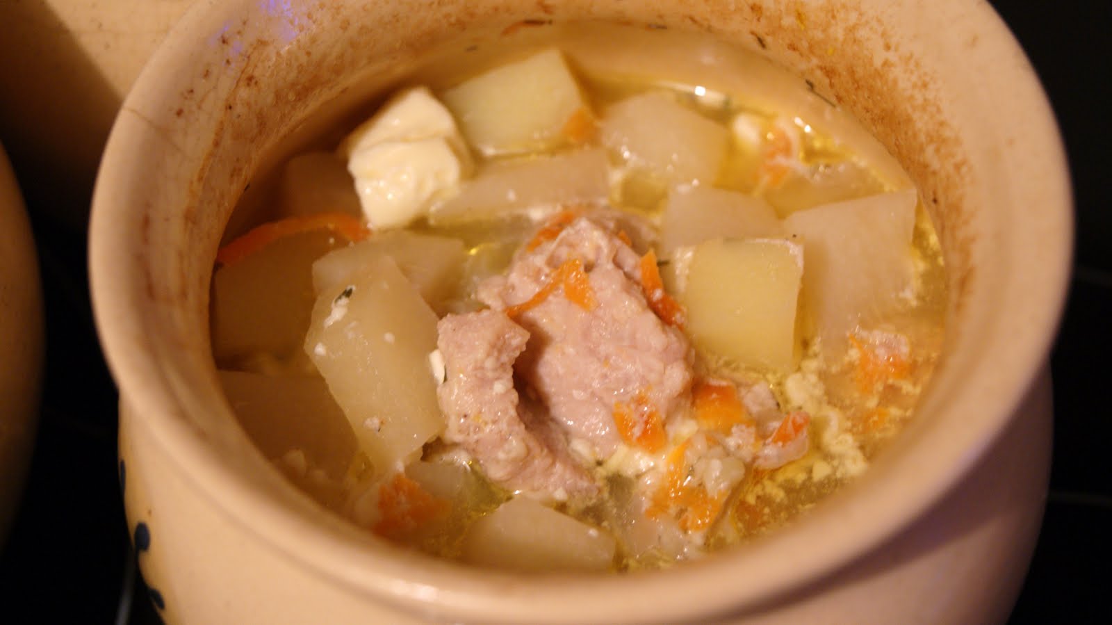 говядина в горшочках с картошкой. горшочки с индейкой и картофелем в духовке. мясо в горшочках с картошкой. жаркое в горшочке с индейкой. индейка с овощами в горшочке.