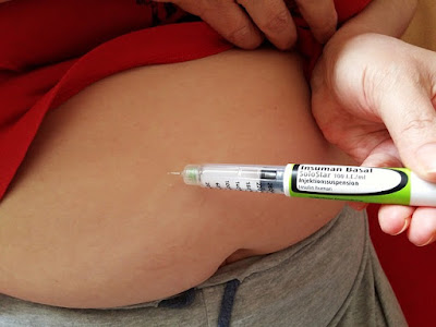 Homem injetando insulina na barriga