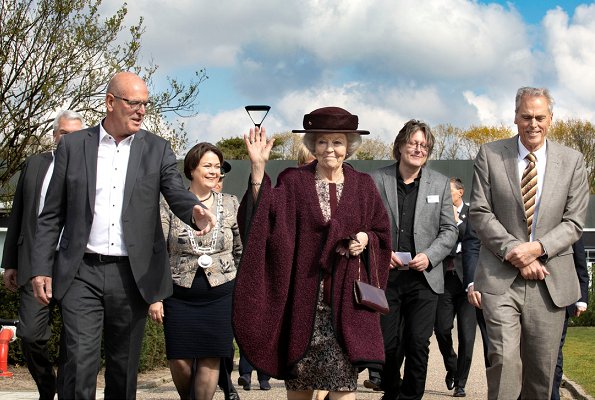 Princess Beatrix visited the exhibition of the late artist Ad Dekkers in the park of Bruns B.V. Heemschut Heritage Association