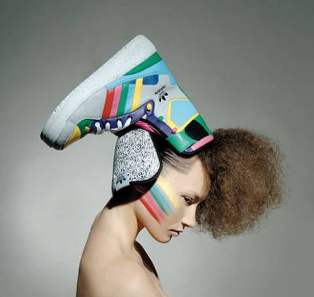 Неординарные 333. Креативная голова. Креативные фотосессии девушек. Туфля на голове. Странные вещи на голове.