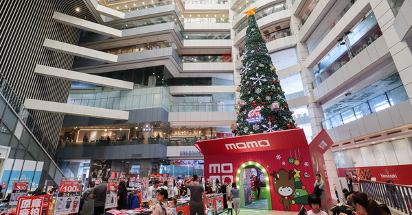 台中大魯閣新時代|2019聖誕樂園樂溜溜|17米高momo禮物盒聖誕樹 台中大魯閣新時代|2019聖誕樂園樂溜溜|17米高momo禮物盒聖誕樹