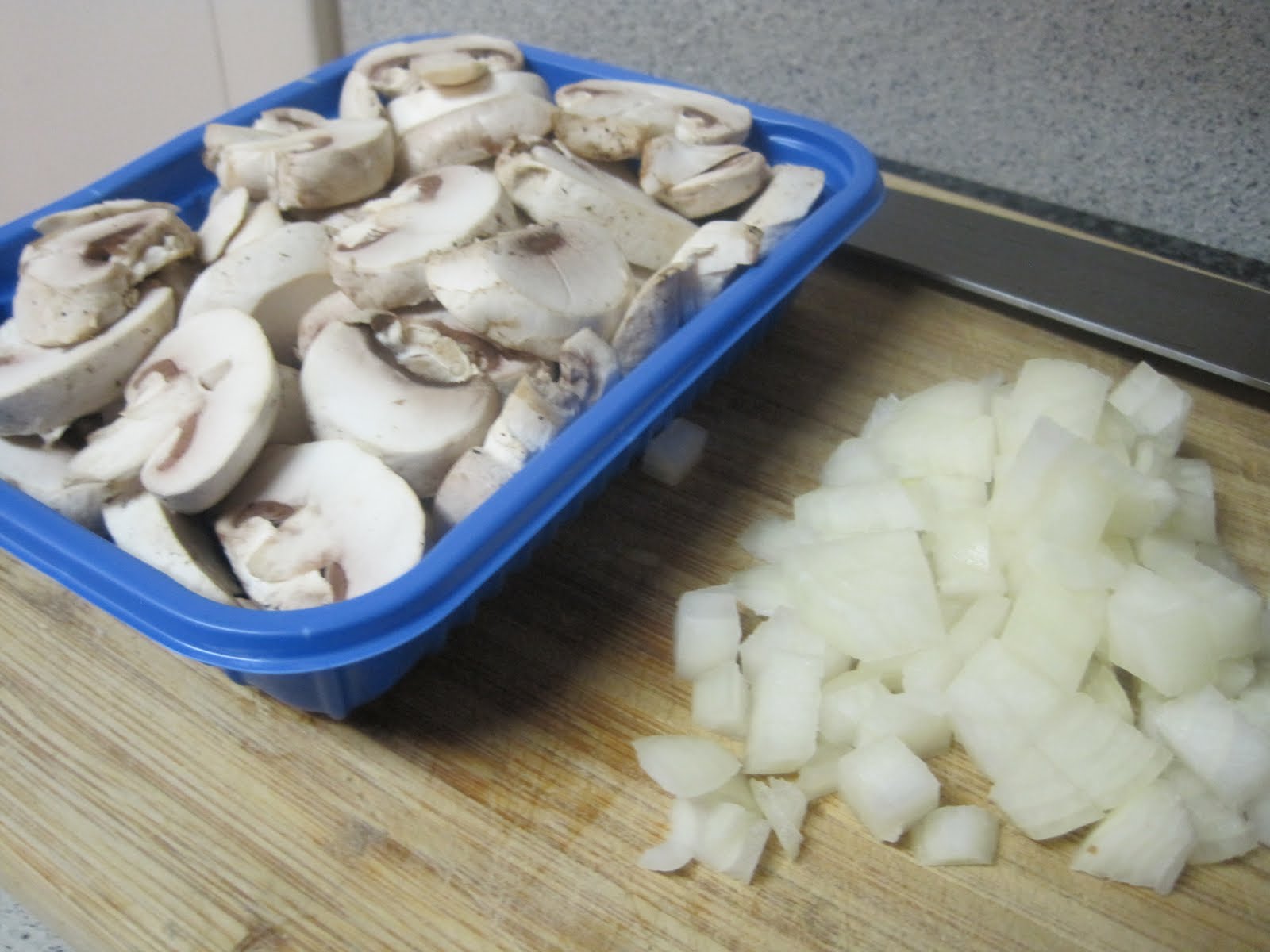 сколько готовятся грибы шампиньоны. калорийность запеченных грибов. жареные грибочки. грибы на сковородке. сколько готовятся грибы шампиньоны.