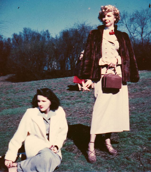 The Old Days in Living Color: 26 Found Snaps of Beautiful Ladies Defined the Post-War Fashion 