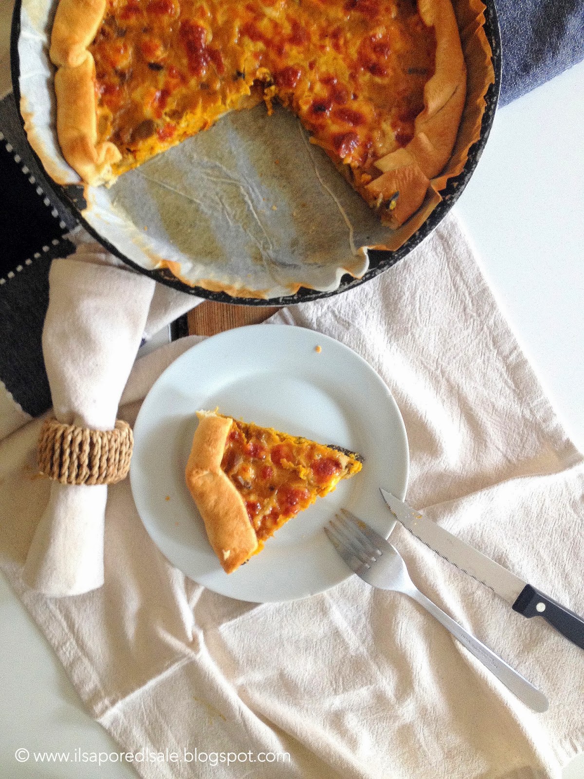 torta salata invernale zucca, funghi e scamorza