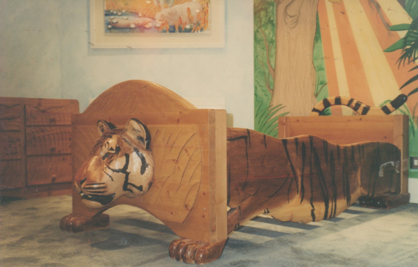 Carved Curves Tiger Bed