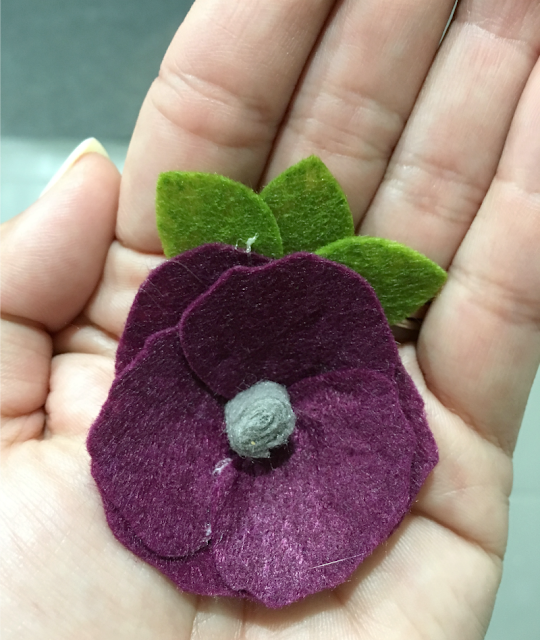 I used my Cricut Maker to make a Felt Flower Fall grapevine wreath.