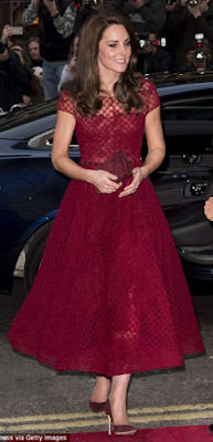 Robe Marchesa / escarpins Gianvito Rossi / pochette Mulberry