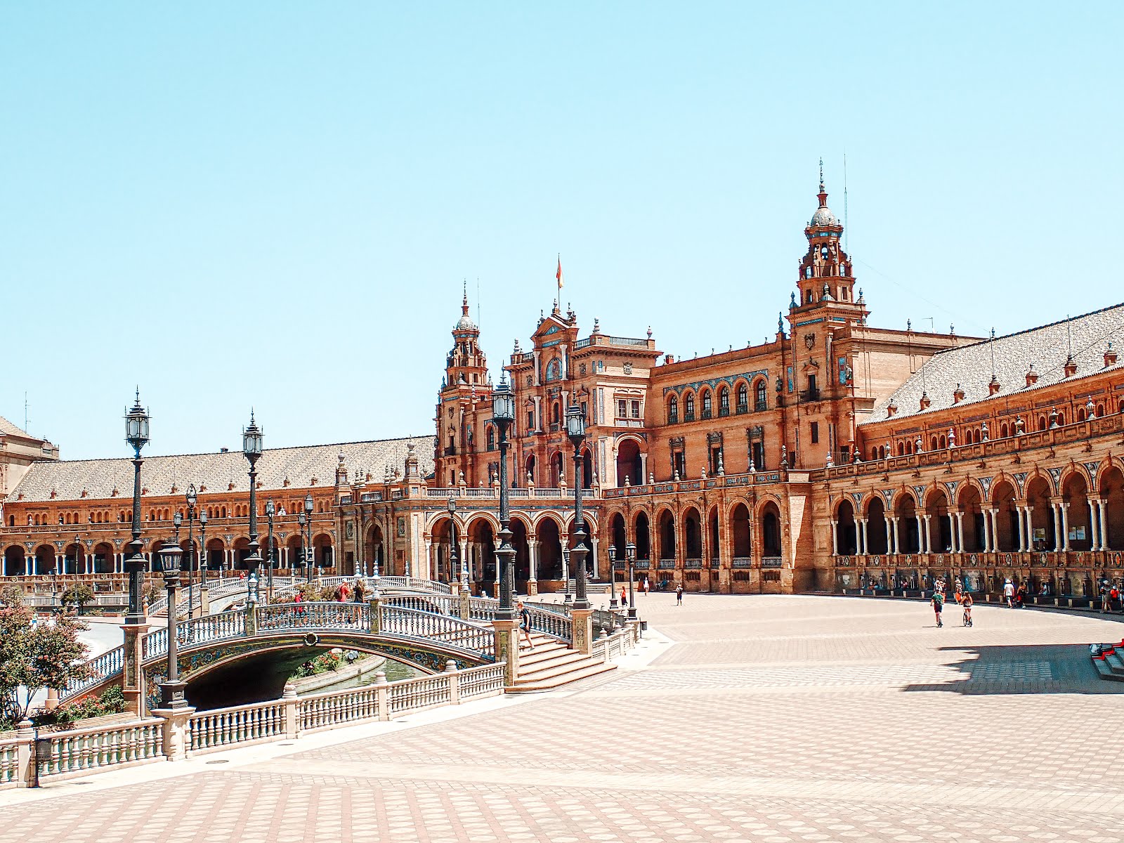 une partie de la plaza de espana de séville avec le monument central et les ponts en azulejos