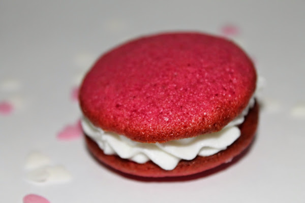 Whoopies de frambuesa con crema de nubes