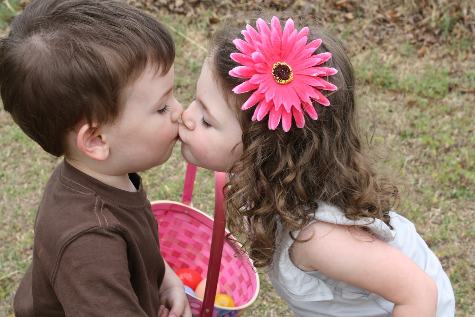 Лов литл. Детский поцелуй. Детский поцелуй в губы. Поцелуй девочек. Малыши целуются.