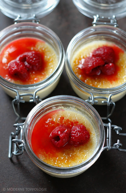 Crème brûlée mit Himbeeren nach der Sous-Vide.