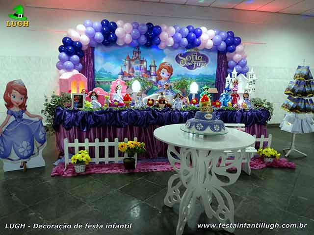 Decoração festa de aniversário Princesa Sofia - Mesa forrada com pano de cetim - Barra - RJ