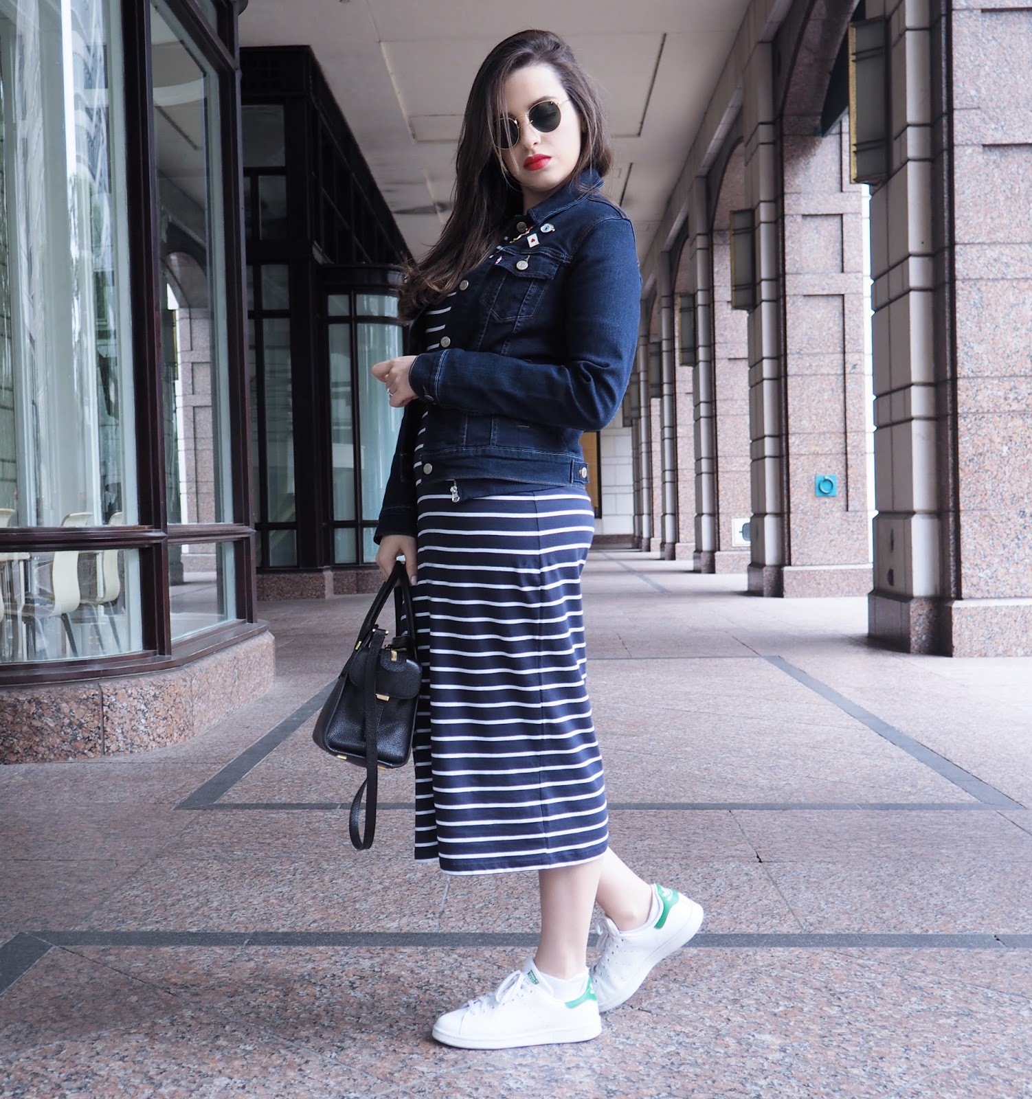 Outfit Idea: Black T-shirt Dress + White Sneakers. | Le Stylo Rouge