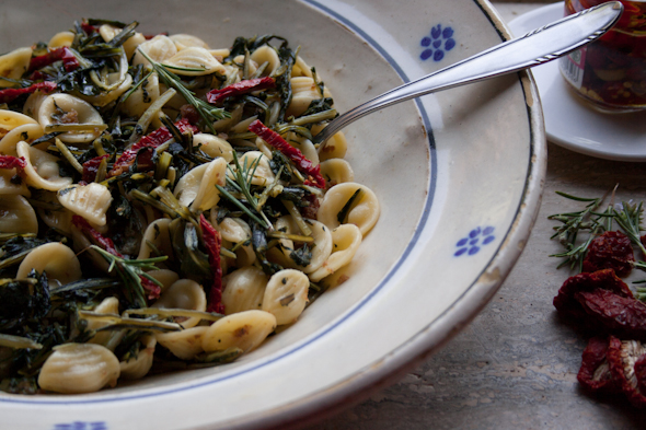 orecchiette alla cicoria e pomodori secchi al rosmarino