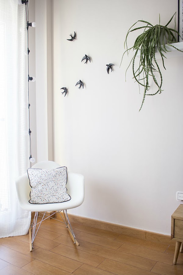 Mecedora Eames, y gaviotas en la pared