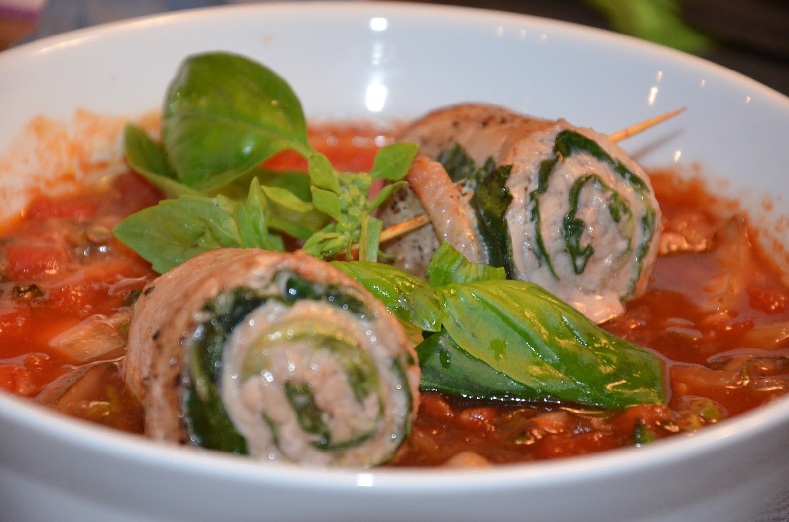 Gefüllte Putenröllchen in Tomatenauce - Low Carb - Rezeptra - Food and More