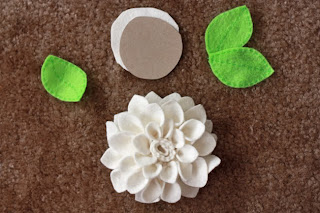 como hacer una corona de flores con fieltro como hacer flores de fieltro