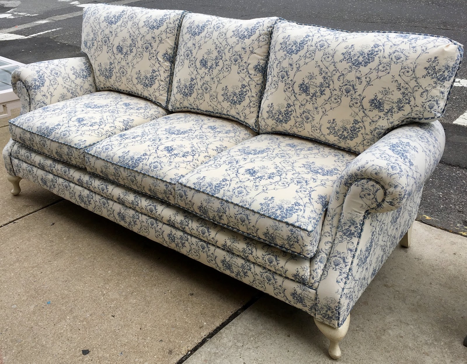 Uhuru Furniture & Collectibles White & Blue Pattern Sofa