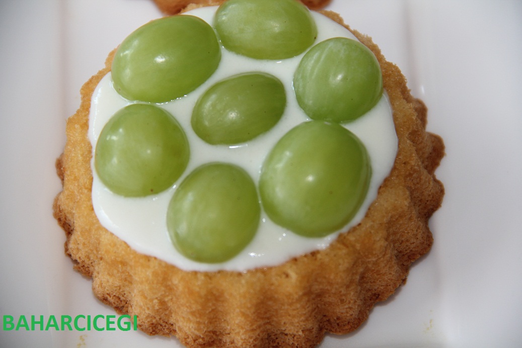 VANILYA PUDINGLI ÜZÜMLÜ TART Bomba Yemek Tarifleri