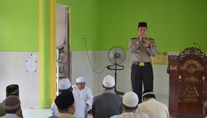 Kapolres Sampaikan Himbauan Kamtibmas Jelang Natal dan Tahun Baru Safari Jum'at di Masjid Baitussalam Mungguk