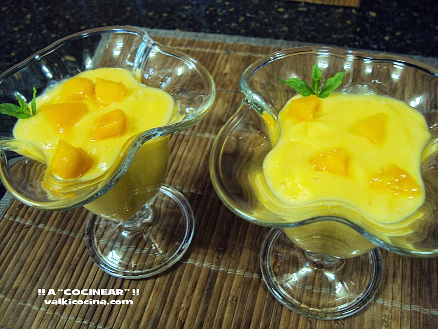 Copa de mango, manzana y yogurt
