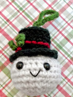 http://translate.googleusercontent.com/translate_c?depth=1&hl=es&rurl=translate.google.es&sl=en&tl=es&u=http://www.riotofdaisies.com/free-patterns/snowball-christmas-ornament-crochet-pattern/&usg=ALkJrhgzPIgwpcWiJBztJxTuR8JP8_MUdw