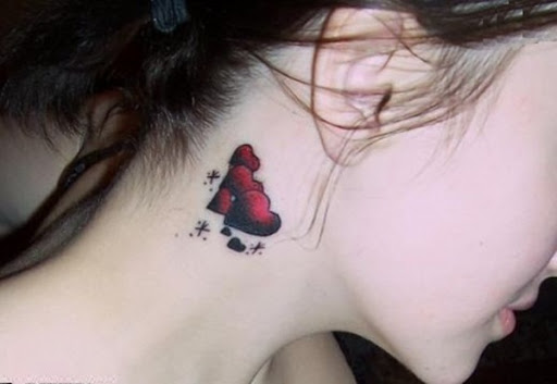 Belo desenho de tatuagem de coração no pescoço