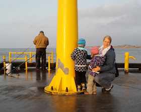 7 Ausflüge für Familien in Nord-Dänemark, die komplett kostenlos sind. Die Vorführungen in der Bonbonkocherei Lökken sind kostenfrei und anschließend kann man noch zum Sonnenuntergang auf die Mole hinaus spazieren.