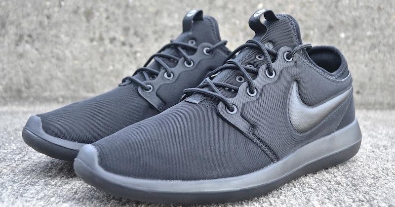 nike roshe two triple black