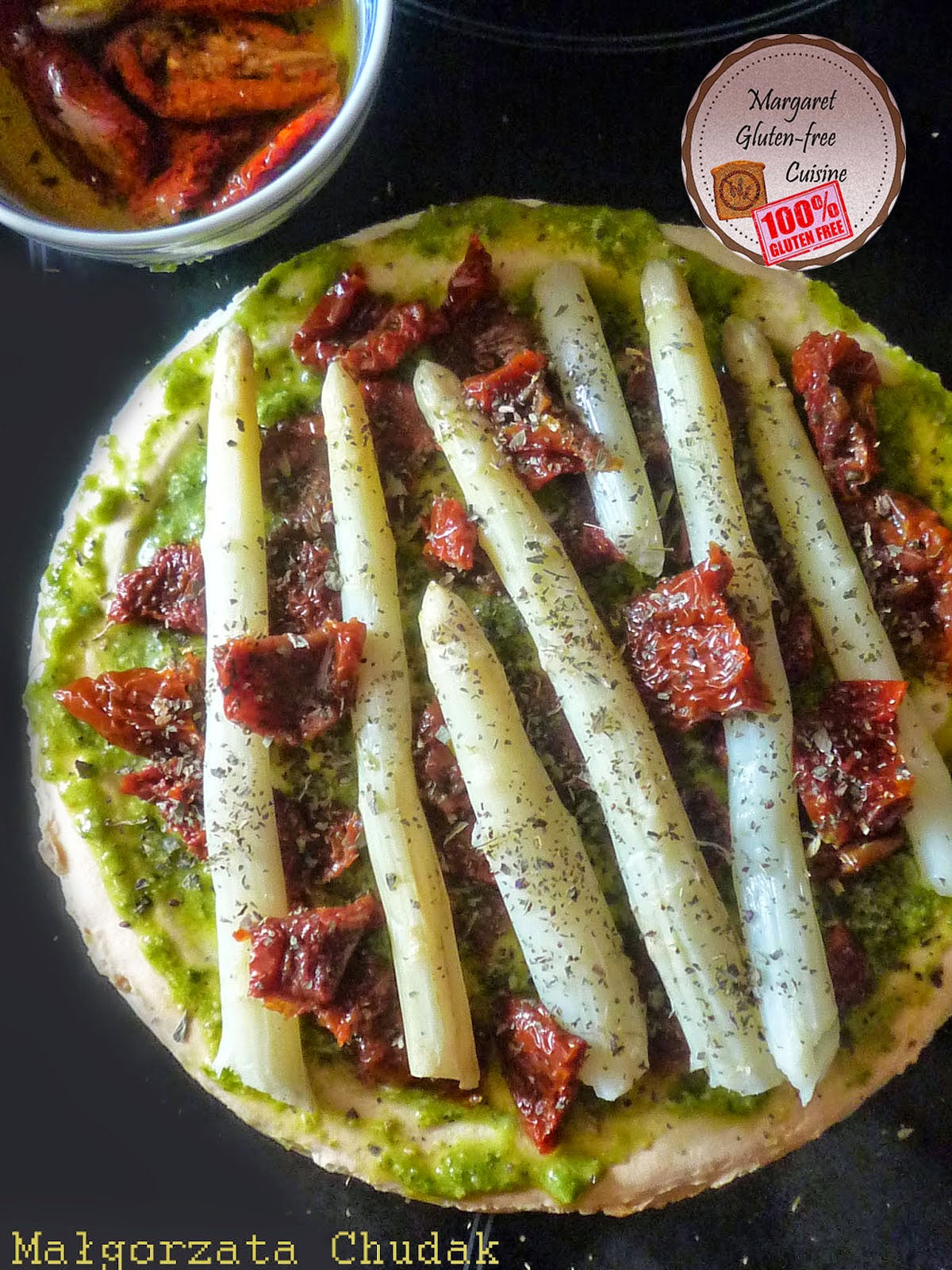 Kuchnia Bezglutenowa Margaret Pizza z pesto, szparagami i suszonymi