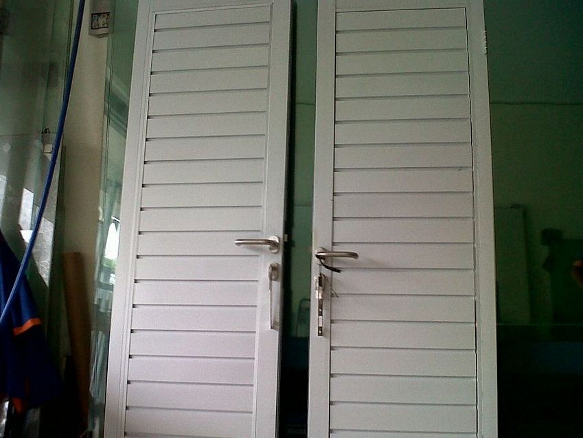 4 Desain Pintu Aluminium Jalusi Yang Kreatif Rumahminimalispro Com