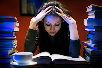 Les examens approchent. Que faire? Jeune fille en train de étudier: les examens approchent