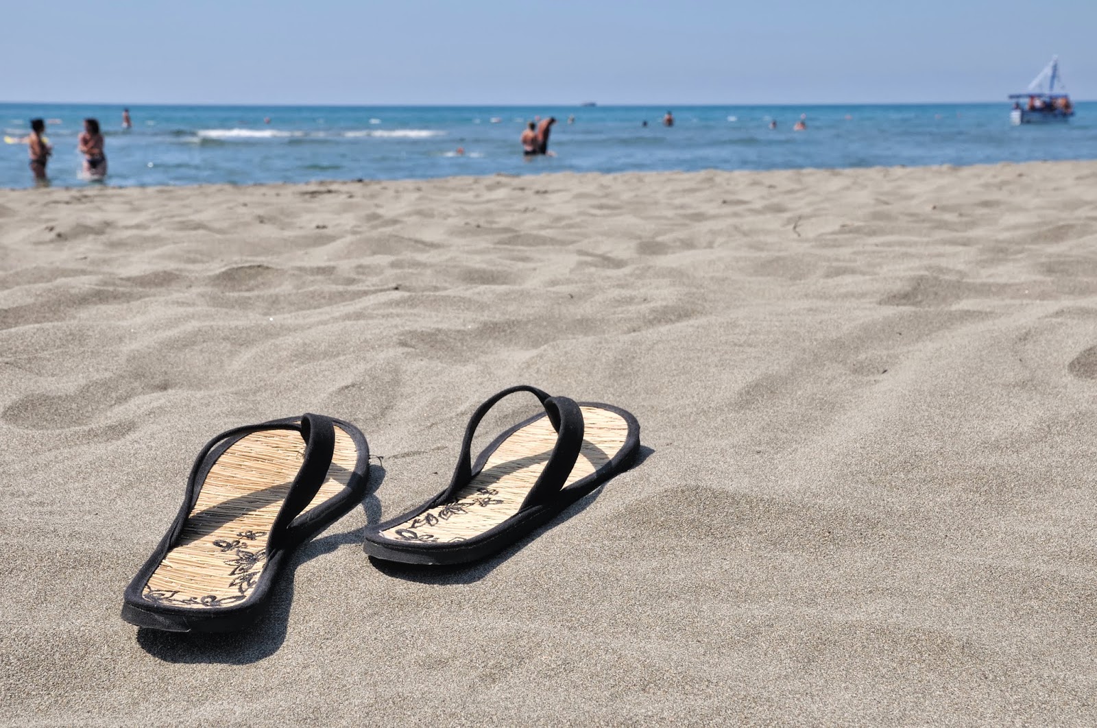 Тапки на пляже Тапки на пляже
